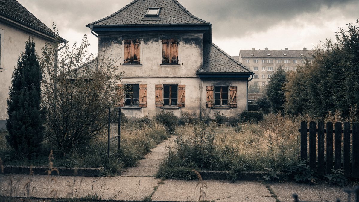 Náklady na držení nemovitosti Prázdný rodinný dům se zahradou, který majitel drží a neobývá