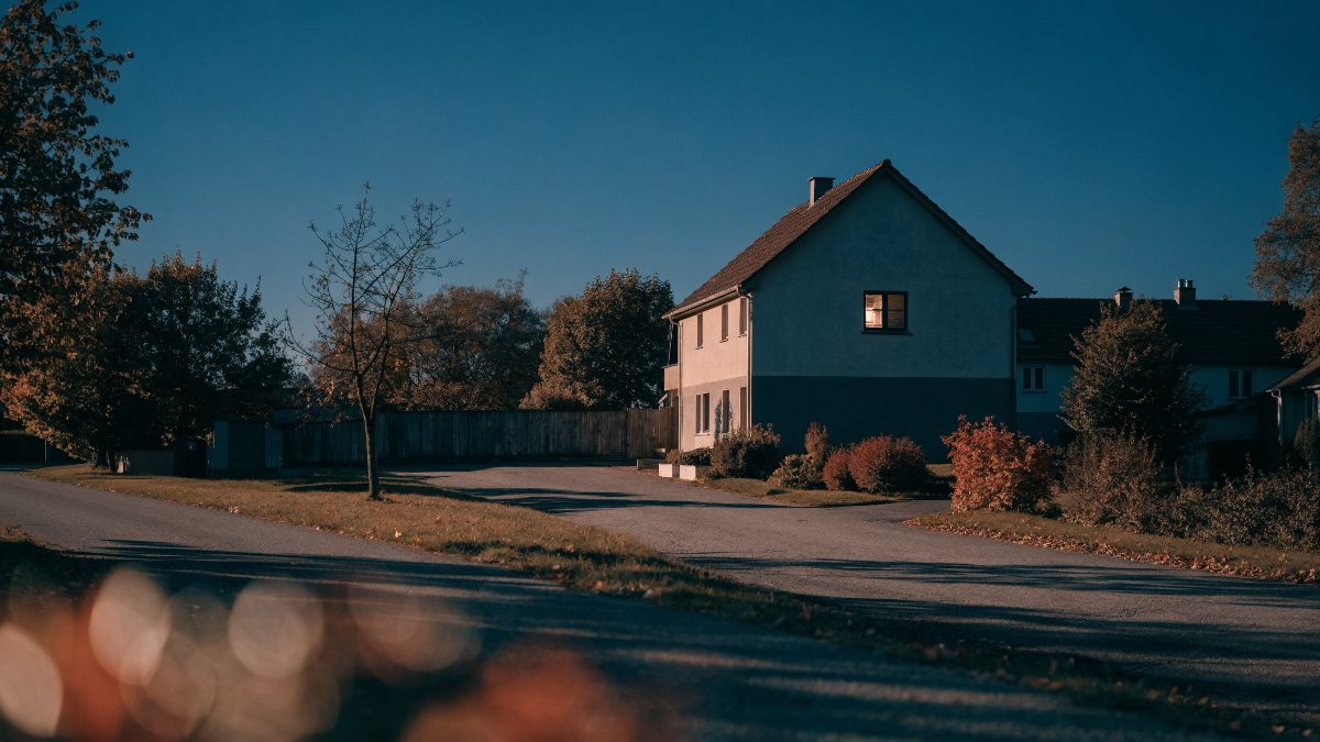 Rodinný dům se zahradou v podzimním světle, který majitel zvažuje prodat