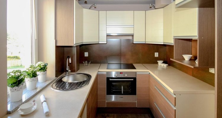 Domů 3 Moderní kuchyně s elegantním designem, světlými skříňkami a dřevěnými detaily pro útulnou atmosféru.