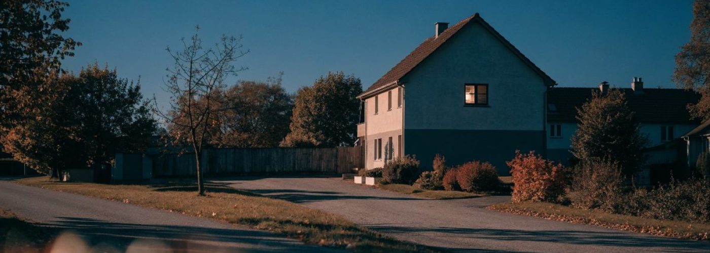 Rodinný dům se zahradou v podzimním světle, který majitel zvažuje prodat